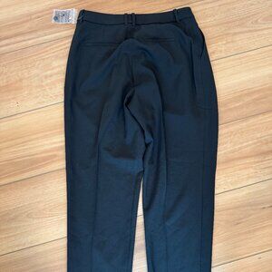 Uniqlo Women's Black Miracle Air Pleated Pants NWT - Size LARGE